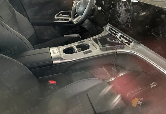 全新纯电SUV内饰谍照首曝，后排空间与动力配置公开