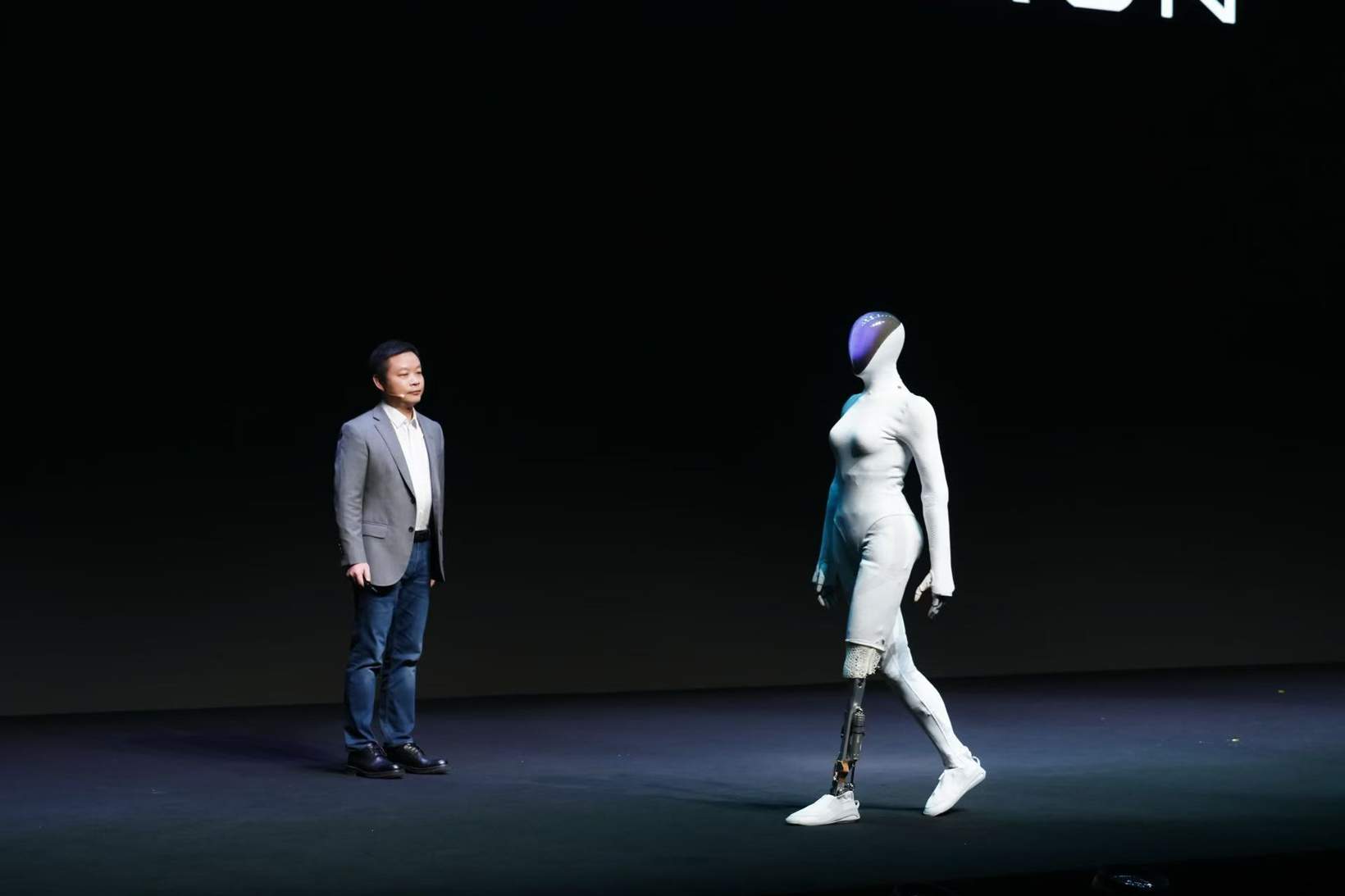 从春晚舞台走向流水线：2025年，人形机器人的“成人礼”