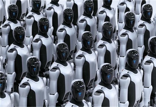 人形机器人告别实验室,迈向规模化产业落地的关键转折 人形机器人告别实验室,迈向规模化产业落地的关键转折